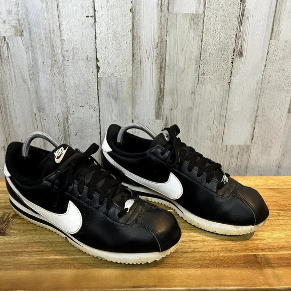 Nike Cortez Men's Size‎ 9 Basic Leather Black & White Low Top Sneakers